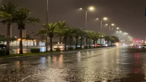 سيول يغمرون ينبع والمركز الوطني يرفع مستوى الإنذار الأحمر تحذيراً من مخاطر جمة